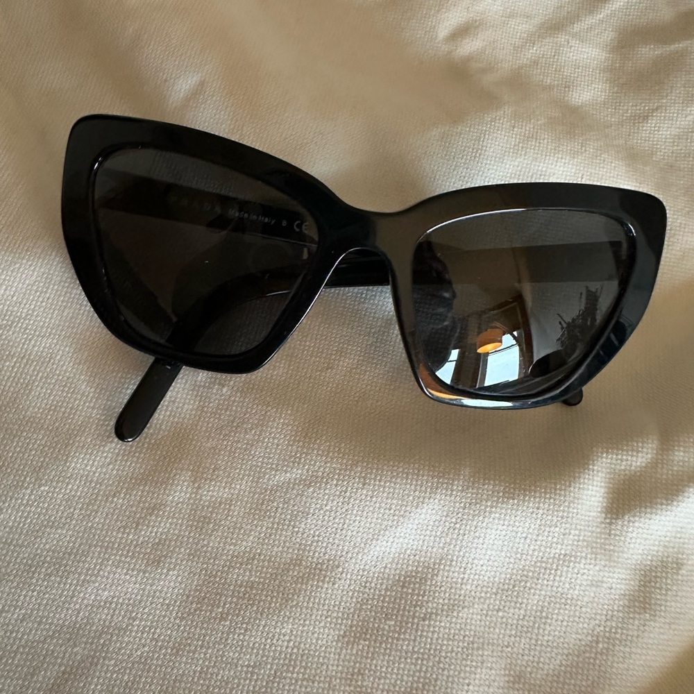 PRADA SOLD OUT Black Cat-Eye Sunglasses